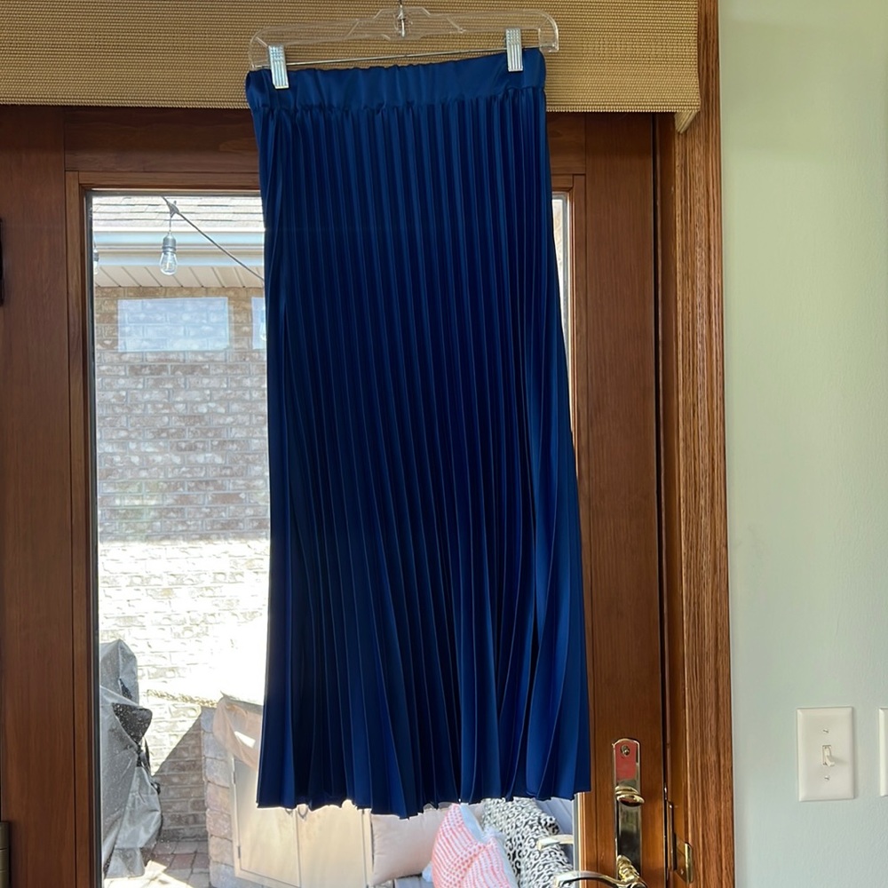 Blue pleated skirt with elastic waist